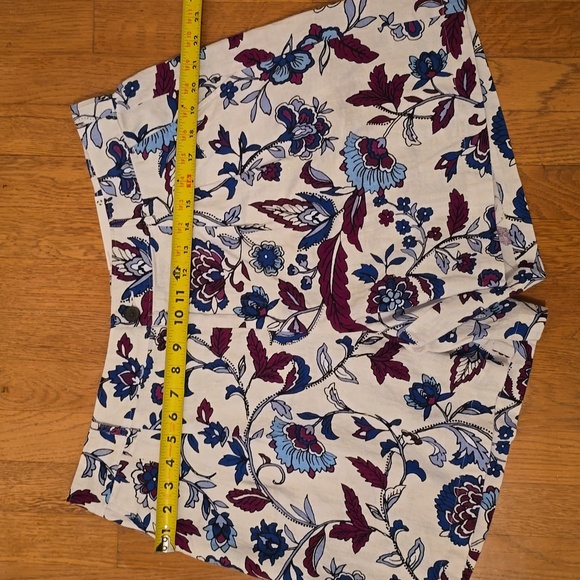 LIZ CLAIBORNE BRAND WOMEN'S PLUS SIZE WHITE AND BLUE FLORAL SHORTS SIZE 14 - Picture 9 of 14